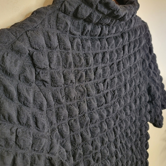 NWT Oddy | Black Bubble Texture Short Sleeve Mockneck Top Size Medium - Picture 3 of 5